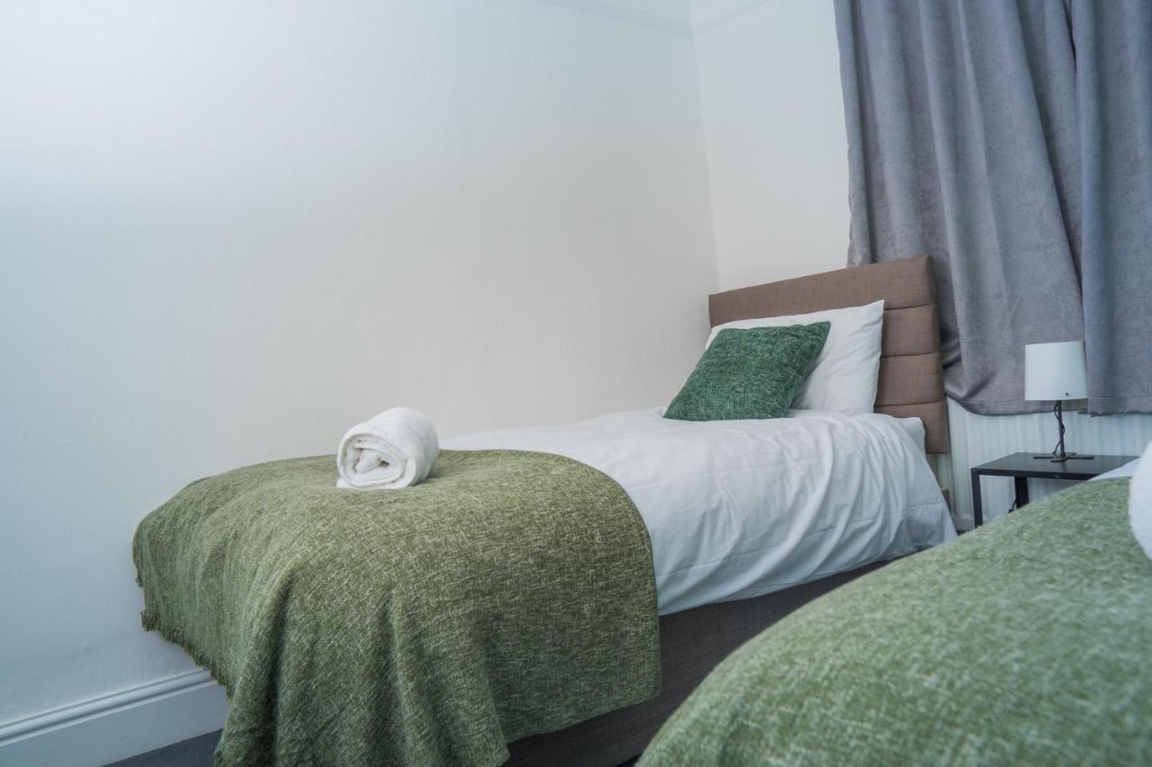 The Private Villa, Northampton Centre, 9 Beds, 5 Bedrooms, Sleeps 12 Eksteriør bilde